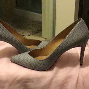 Banana republic 12 hour pump heels, blue